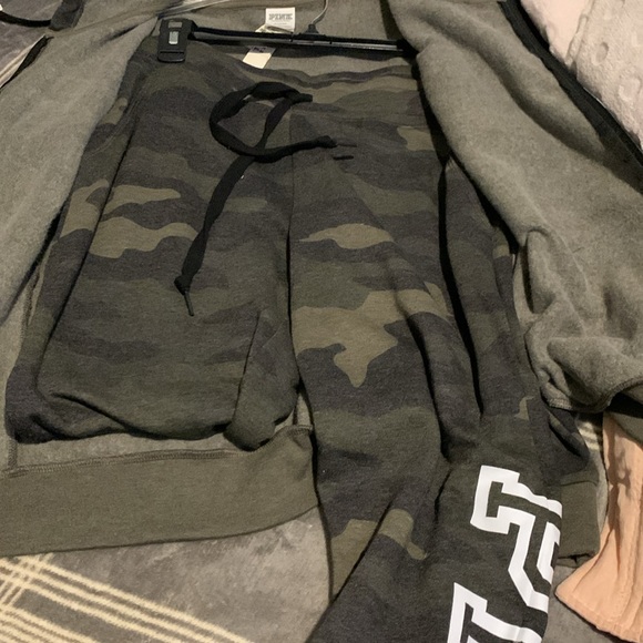 Pink sweatsuit - Picture 3 of 7